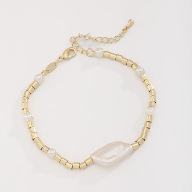 PU-00788 PULSEIRA COM PÉROLAS IRREGULARES E DETALHES EM CILINDROS