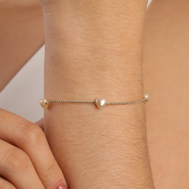 PU-00867 PULSEIRA COM PÉROLAS EM FORMATO DE CORAÇÃO