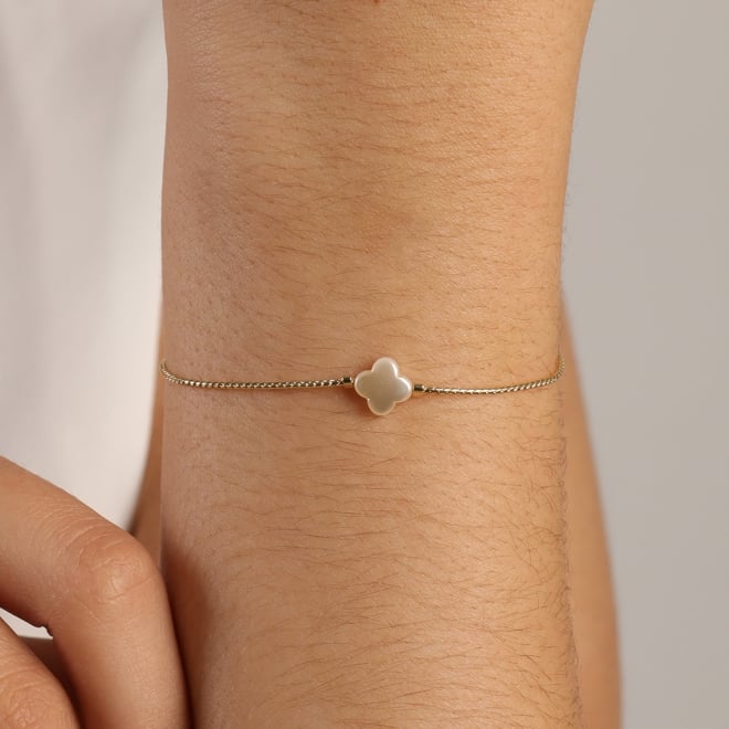 PU-00868 PULSEIRA  COM DETALHE CENTRAL EM FORMATO DE TREVO