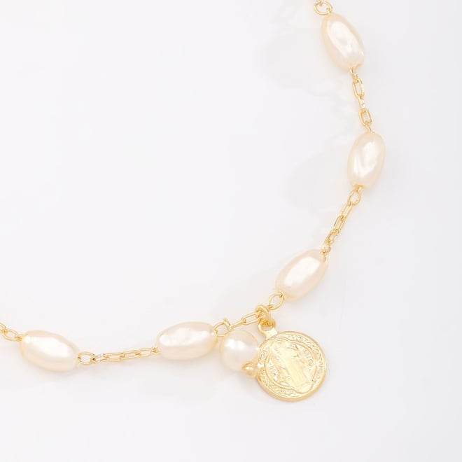 PU-00887 PULSEIRA BANHADA A OURO 18K COM P&Eacute;ROLAS ORG&Acirc;NICAS E PINGENTE DE S&Atilde;O BENTO.