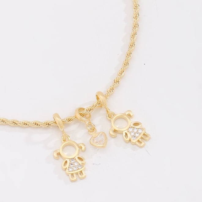 PU-01029-PULSEIRA BANHADA A OURO 18K COM PINGENTES DE DUAS MENINAS E CORAÇÃO CRAVEJADO EM ZIRCÔNIAS