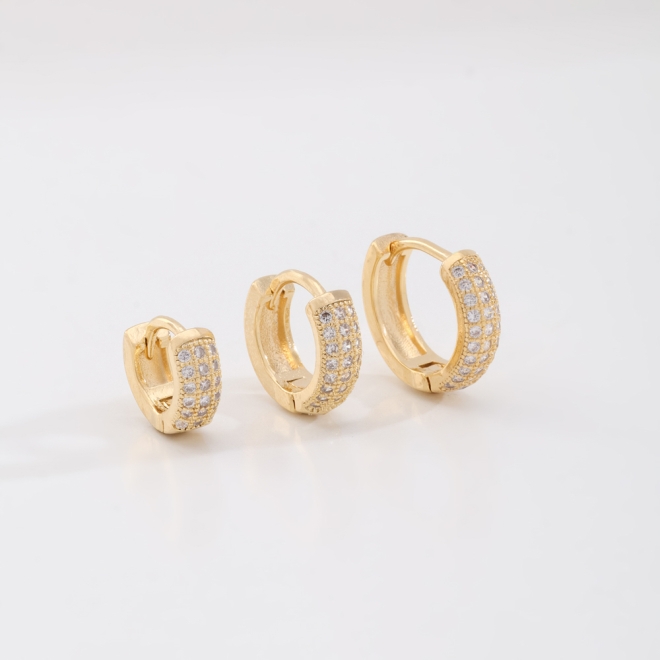 TAC-0014 TRIO DE BRINCOS BANHADOS A OURO 18K EM FORMATO DE ARGOLA CRAVEJADOS EM ZIRCÔNIAS