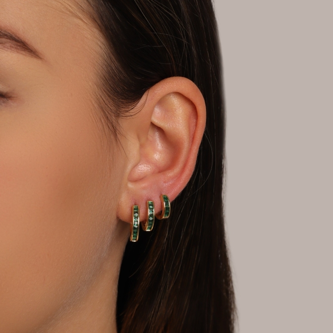 TAC-0175 TRIO DE BRINCOS BANHADOS A OURO 18K DE ARGOLA COM DETALHES CRAVEJADOS EM ZIRCÔNIAS VERDES