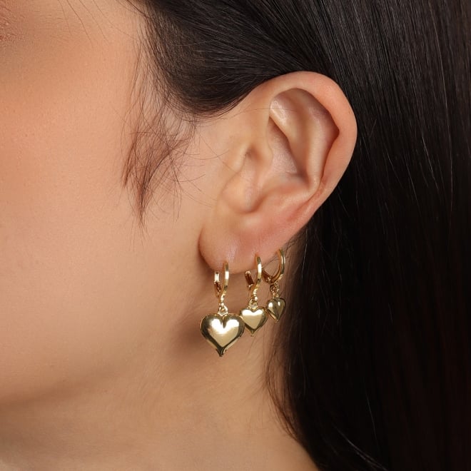 TAQ-00001 TRIO DE BRINCOS ARGOLINHAS BANHADOS A OURO 18K COM PINGENTES DE CORAÇÃO