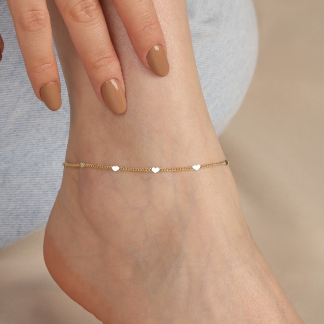 TR-0001 TORNOZELEIRA BANHADA A OURO 18K COM DETALHES EM MINI CORAÇÕES INTERCALADOS
