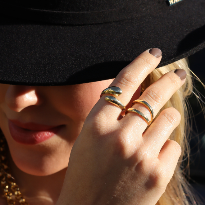 AN-00599 ANEL BANHADO A OURO 18K COM DESIGN DUPLO