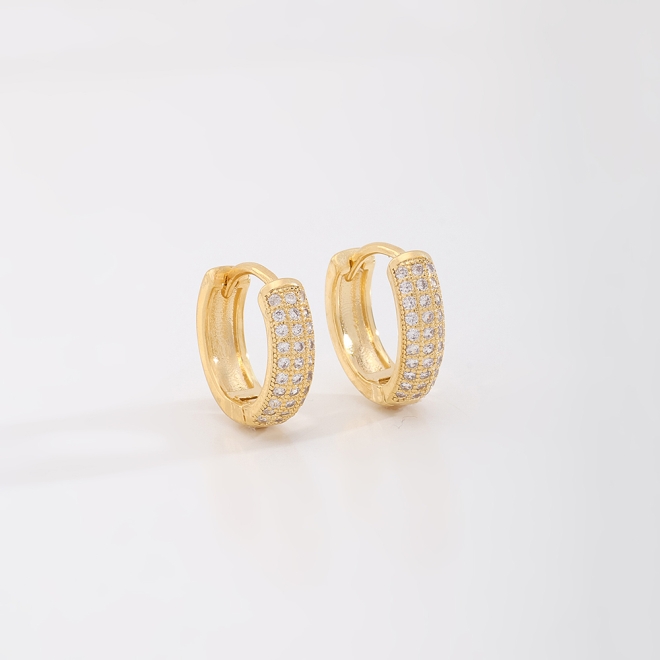 AC-0043 BRINCO BANHADO A OURO 18K  DE ARGOLA COM TRIPLA FILEIRA EM ZIRCÔNIAS