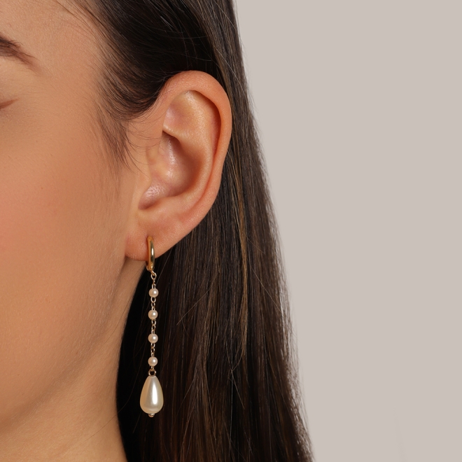 AC-0863 BRINCO BANHADO A OURO 18K COM ARGOLA, CORRENTE DE MINI PÉROLAS E PÉROLA GOTA