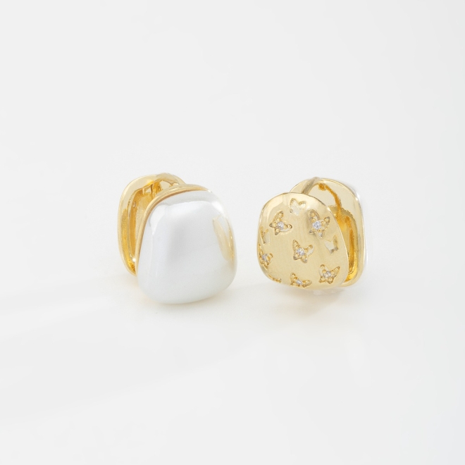 AC-0887 BRINCO BANHADO A OURO 18K DUPLA FACE COM PÉROLA DE UM LADO E ESTRELAS