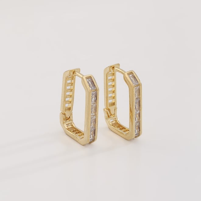AC-0927 BRINCO ARGOLA BANHADO A OURO 18K EM FORMATO RETANGULAR COM ZIRCÔNIAS BAGUETE