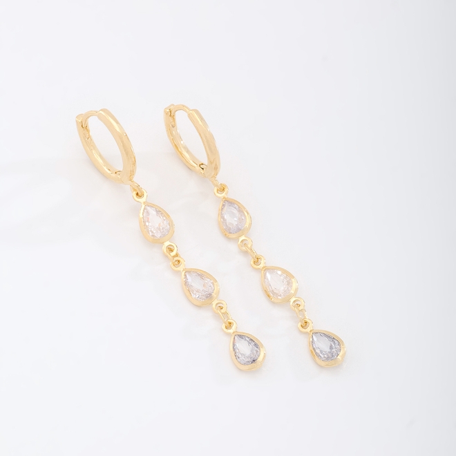 AC-0958 BRINCO BANHADO A OURO 18K COM ARGOLA E PINGENTES EM FORMATO DE GOTA  EM ZIRCÔNIAS
