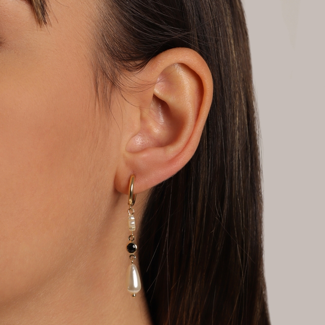 AC-0961 BRINCO BANHADO A OURO 18K COM ARGOLA, FLOR EM MADREPÉROLA, PEDRA PRETA E PÉROLA GOTA