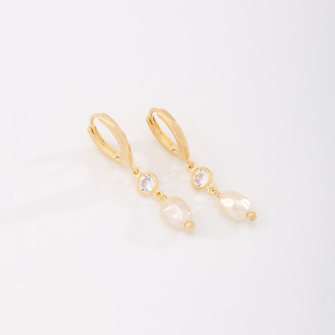 AC-0962 BRINCO ARGOLA BANHADO A OURO 18K COM DETALHE EM ZIRCÔNIA E PINGENTE DE PÉROLA