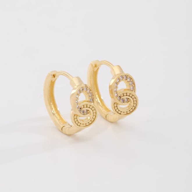 AC-1067 BRINCO BANHADO A OURO 18K DE ARGOLA ENTRELAÇADO CRAVEJADO EM ZIRCÔNIAS