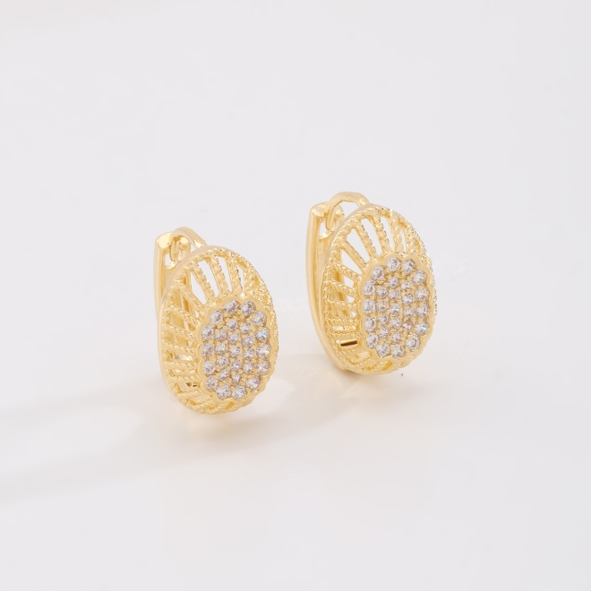 AC-1068 BRINCO BANHADO A OURO 18K DE ARGOLA COM DETALHE FRONTAL CRAVEJADO EM ZIRCÔNIAS