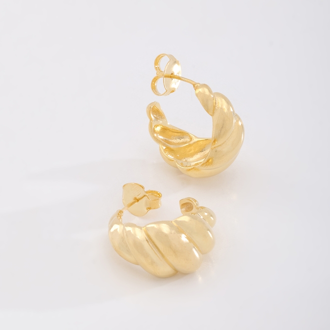 AGL-00073 BRINCO BANHADO A OURO 18K EM FORMATO DE ARGOLA COM DESIGN TORCIDO