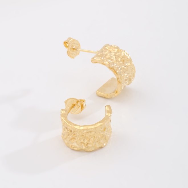 AGL-00169 BRINCO BANHADO A OURO 18K EM FORMATO DE ARGOLA COM DESIGN ORGÂNICO