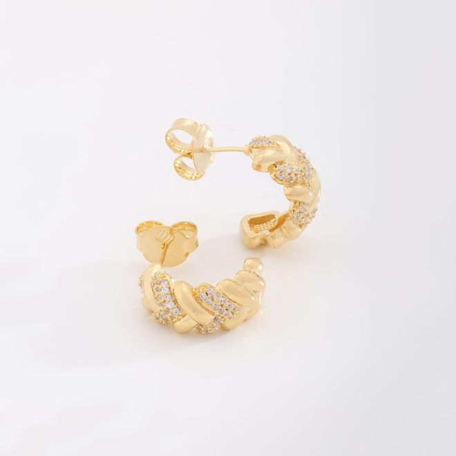 AGL-00243 BRINCO BANHADO A OURO 18K EM FORMATO DE MEIA ARGOLA COM DETALHES  EM ZIRCÔNIAS
