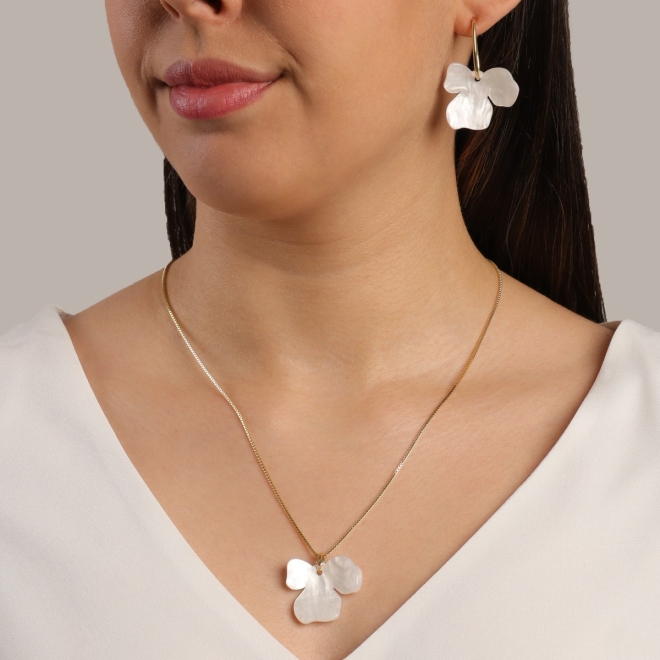 GR-02081 COLAR COM PINGENTE DE FLOR EM ACRÍLICO PEROLADO