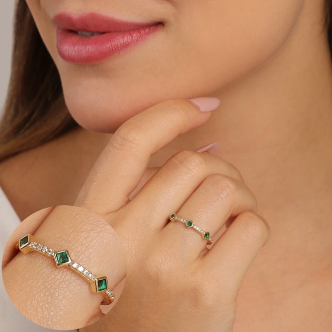 AN-01438 ANEL COM PEDRAS VERDES E DETALHES EM ZIRCÔNIA