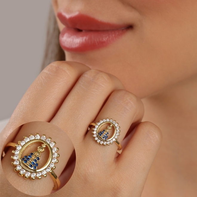 AN-01664 ANEL COM DETALHE DE NOSSA SENHORA EM ZIRCÔNIAS