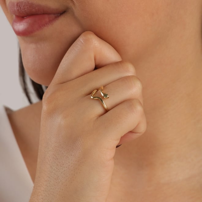 AN-01745 ANEL BANHADO A OURO 18K COM DESIGN DE SERPENTE E DETALHE EM ZIRCÔNIA VERDE