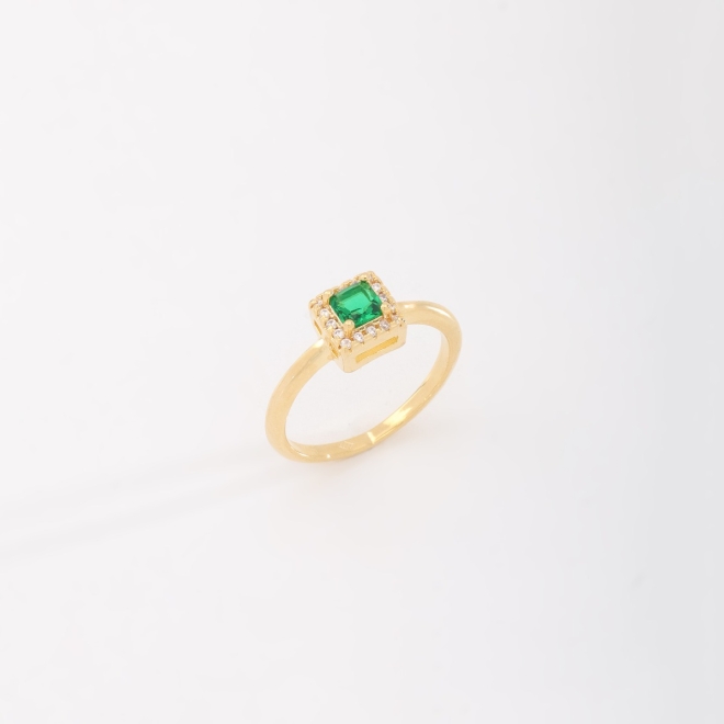 AN-01748 ANEL COM PEDRA QUADRADA LAPIDADA E DETALHES EM ZIRCÔNIAS