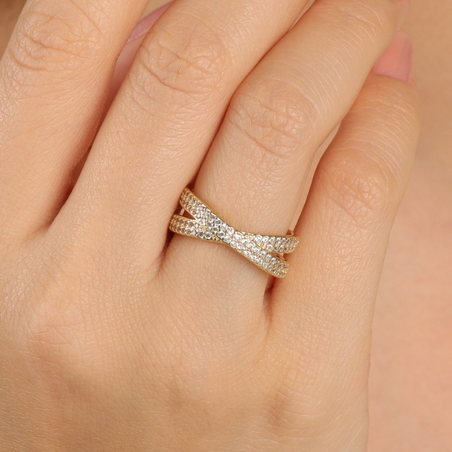 AN-01918 ANEL BANHADO A OURO 18K COM DESIGN CRUZADO EM ZIRCÔNIAS