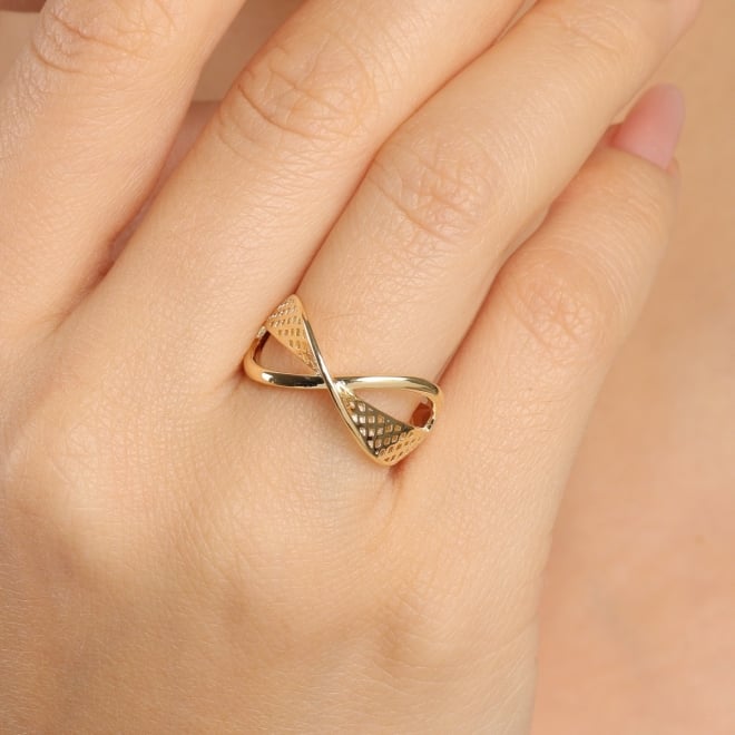AN-01930 ANEL BANHADO A OURO 18K COM DESIGN CRUZADO E DETALHES VAZADOS