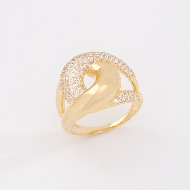 AN-01937 ANEL BANHADO A OURO 18K COM DESIGN ORGÂNICO E ENTRELAÇADO EM ZIRCÔNIA