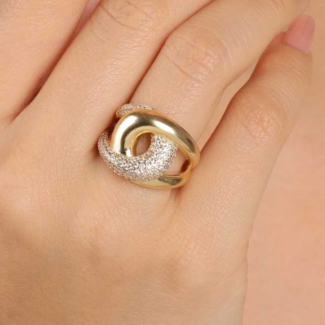 AN-01937 ANEL BANHADO A OURO 18K COM DESIGN ORGÂNICO E ENTRELAÇADO EM ZIRCÔNIA
