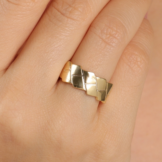 AN-01940 ANEL BANHADO A OURO 18K COM DESIGN GEOMÉTRICO