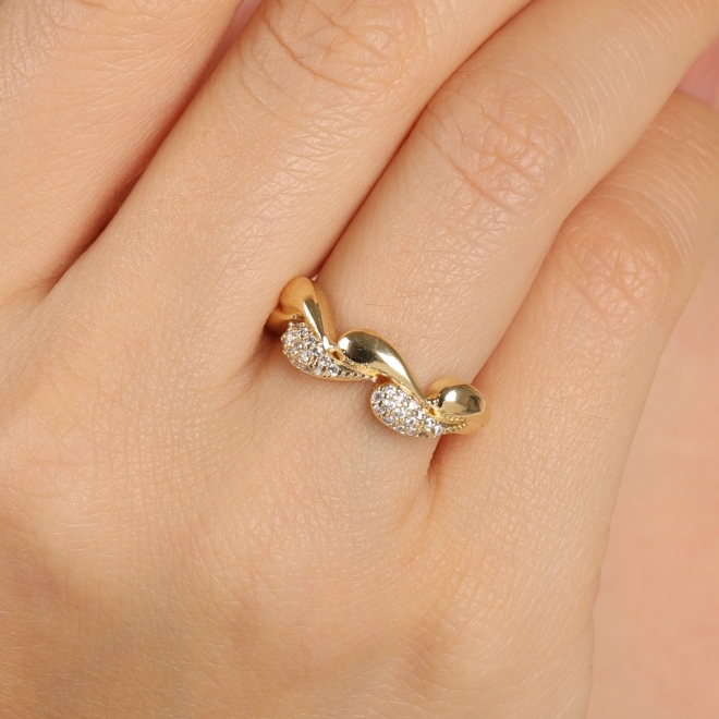 AN-01942 ANEL BANHADO A OURO 18K COM DESIGN ORGÂNICO E DETALHES CRAVEJADOS