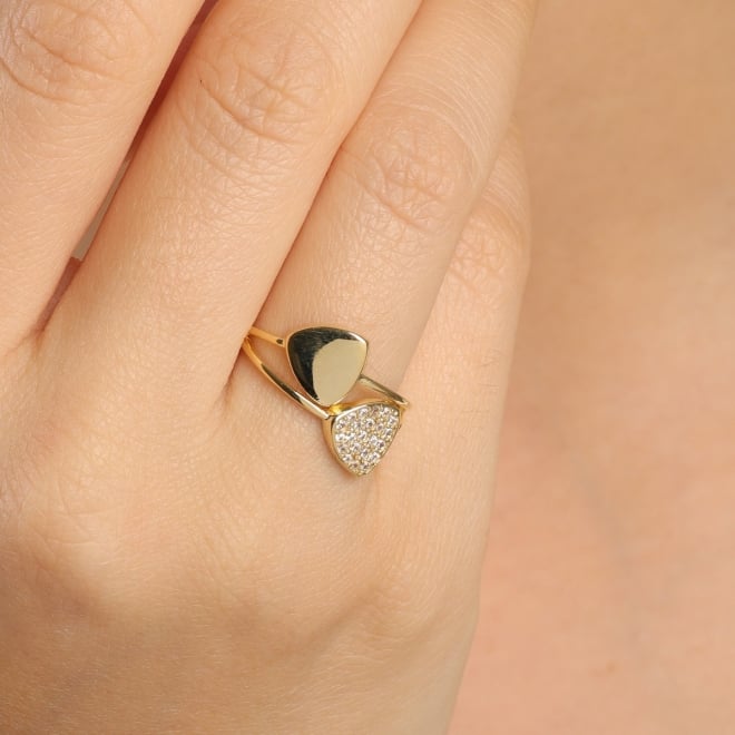 AN-01944 ANEL BANHADO A OURO 18K COM DESIGN EM FORMAS GEOMÉTRICAS E ZIRCÔNIAS