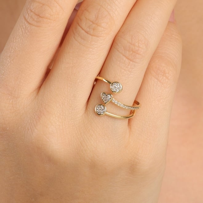 AN-01946 ANEL BANHADO A OURO 18K COM DESIGN ABERTO E DETALHES EM ZIRCÔNIAS