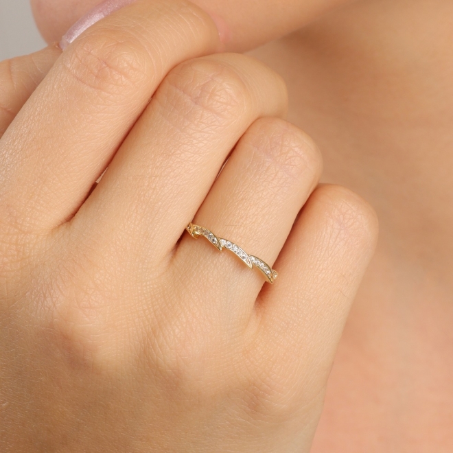 AN-01960 ANEL BANHADO A OURO 18K COM DESIGN ONDULADO E DETALHES EM ZIRCÔNIAS