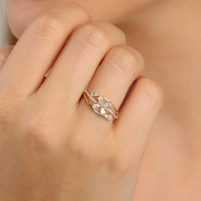 AN-01981 ANEL BANHADO A OURO 18K COM DESIGN FLORAL E PÉTALAS EM ZIRCÔNIAS