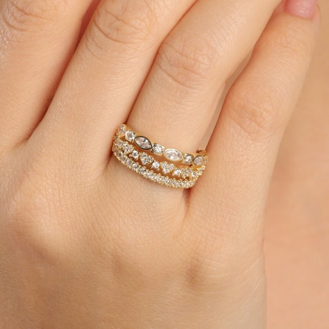 AN-01998 ANEL BANHADO A OURO 18K COM DESIGN EM FILEIRAS CRAVEJADAS E DETALHES EM PEDRAS MAIORES
