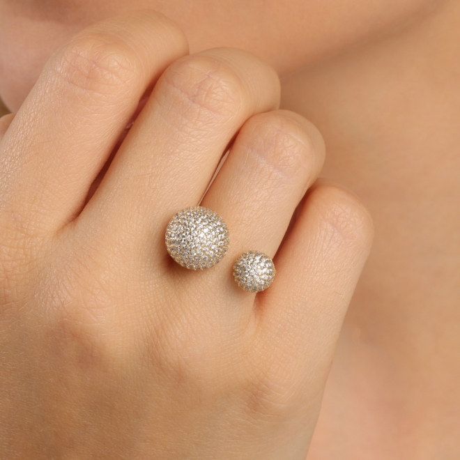 AN-02005 ANEL BANHADO A OURO 18K COM DESIGN ABERTO E DUAS ESFERAS CRAVEJADAS