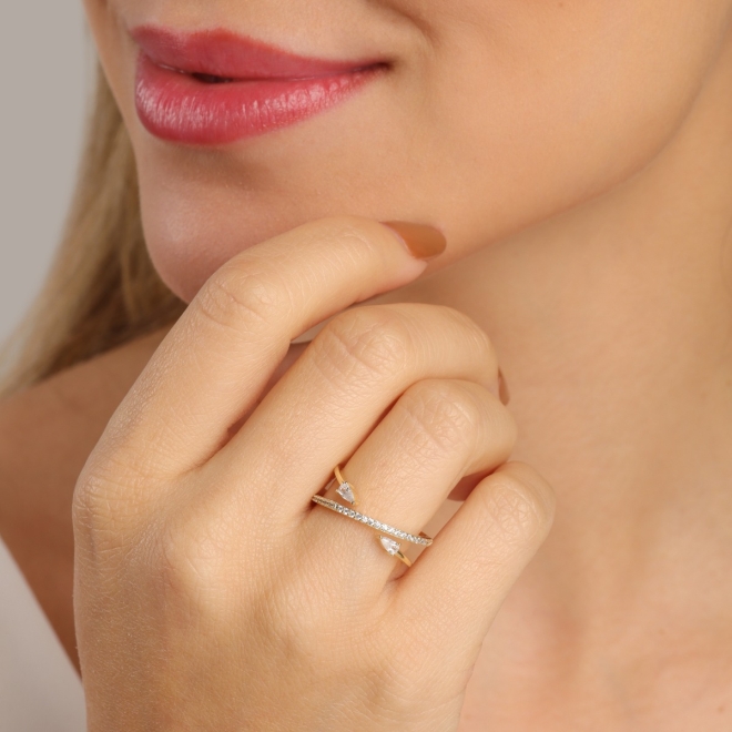 AN-02026 ANEL COM DESIGN CRUZADO, DETALHES CRAVEJADOS EM ZIRCÔNIAS E PEDRAS DE GOTA
