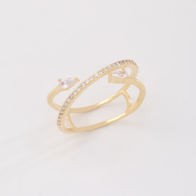 AN-02026 ANEL COM DESIGN CRUZADO, DETALHES CRAVEJADOS EM ZIRCÔNIAS E PEDRAS DE GOTA