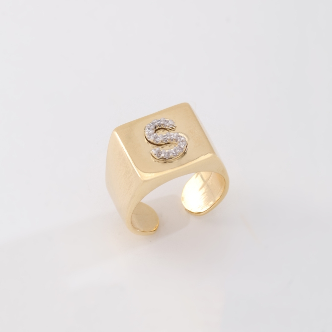 ANM-01842 ANEL COM LETRA EM ZIRCÔNIA E DESIGN AJUSTÁVEL