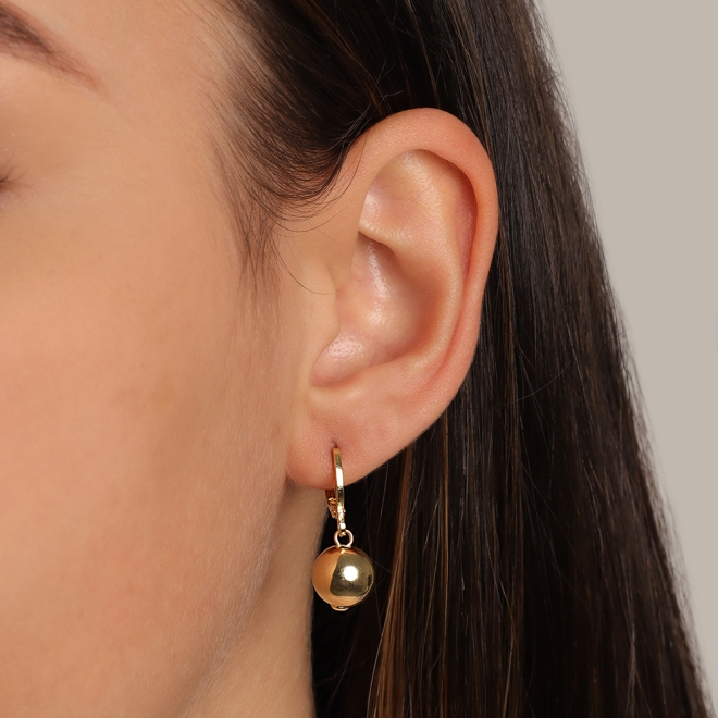 AQ-00011 BRINCO BANHADO A OURO 18K EM FORMATO DE ARGOLA COM PINGENTE DE ESFERA POLIDA