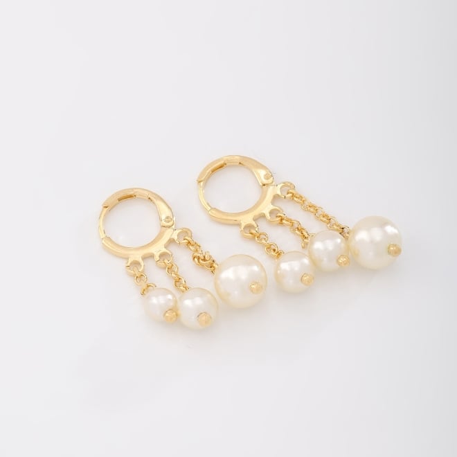 AQ-00144 BRINCO BANHADO A OURO 18K EM FORMATO DE ARGOLA COM CORRENTES PENDENTES E PÉROLAS