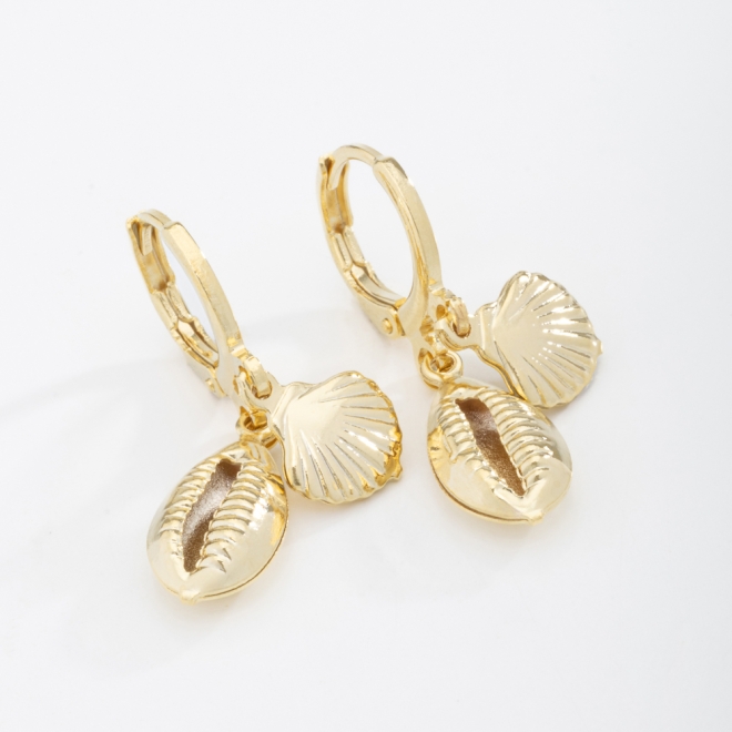 AQ-00185 BRINCO BANHADO A OURO 18K COM ARGOLA E PINGENTES EM FORMATO DE CONCHAS E BÚZIOS