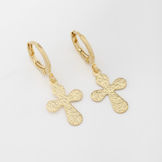 AQ-00215 BRINCO ARGOLA CLICK BANHADO A OURO 18K COM PINGENTE EM FORMATO DE CRUZ TEXTURIZADA