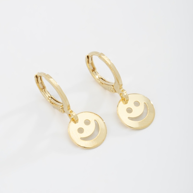 AQ-00228 BRINCO INFANTIL BANHADO A OURO 18K EM FORMATO DE CARINHA SMILE