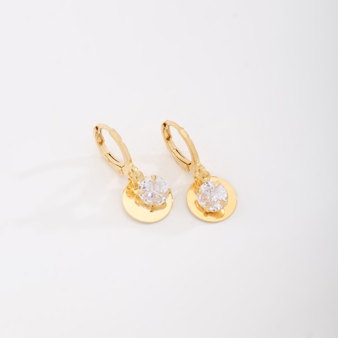 AQ-00237 BRINCO BANHADO A OURO 18K EM FORMATO DE ARGOLA COM PINGENTE REDONDO LISO E ZIRCÔNIA