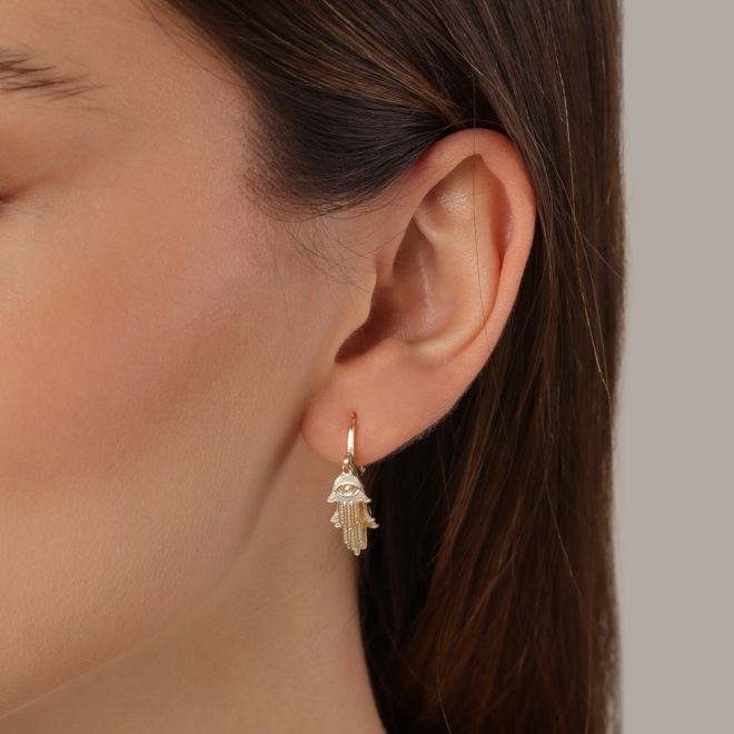 AQ-00258 BRINCO BANHADO A OURO 18K COM ARGOLA E TRÊS PINGENTES MÃO DE FÁTIMA