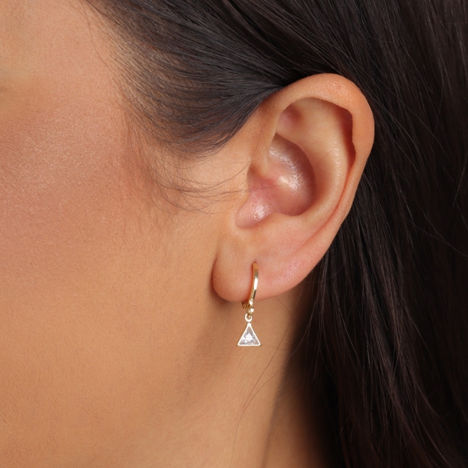 AQ-00269 ARGOLA COM PINGENTE TRIANGULAR EM ZIRCÔNIA